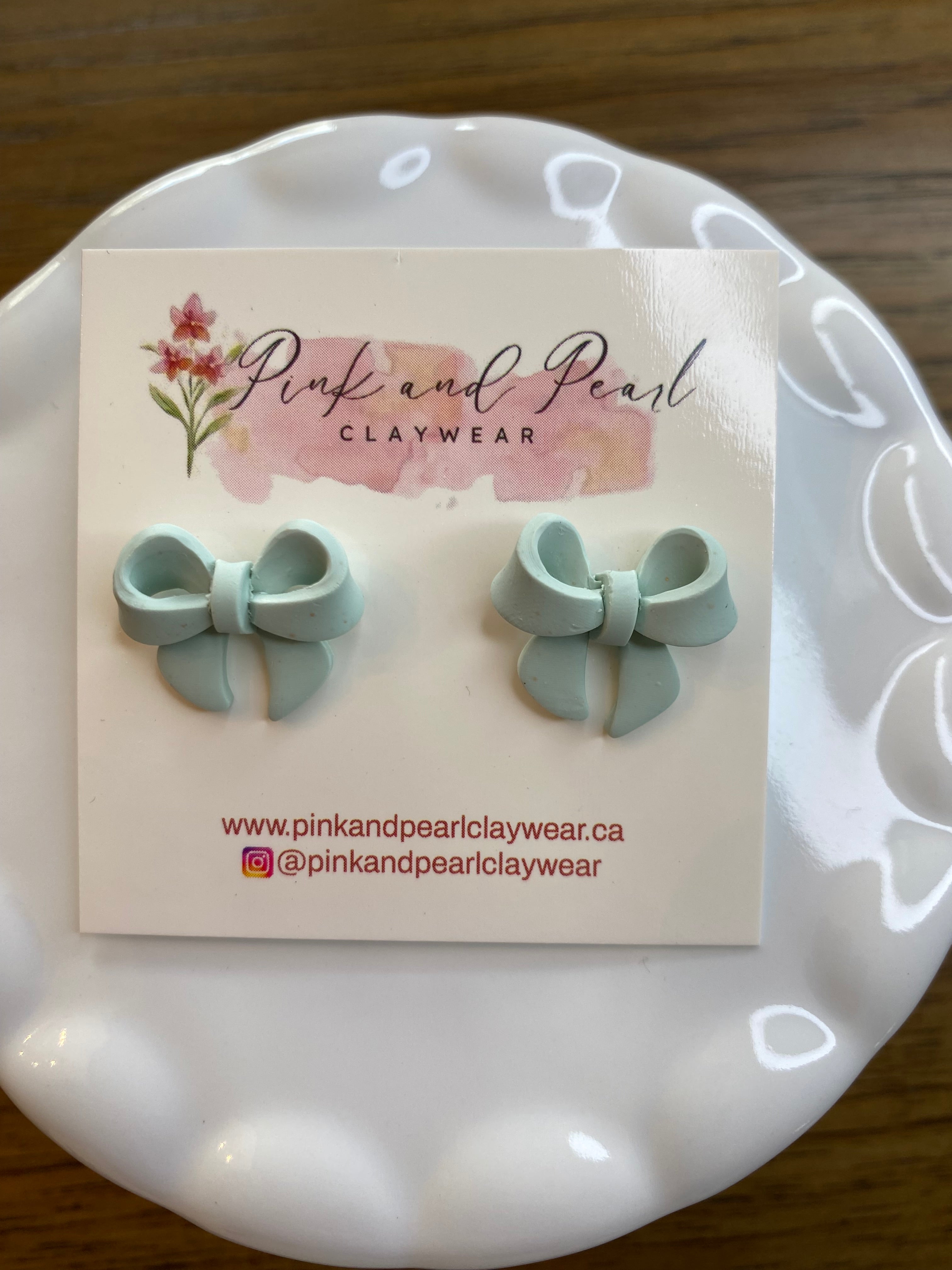 Aqua bow stud