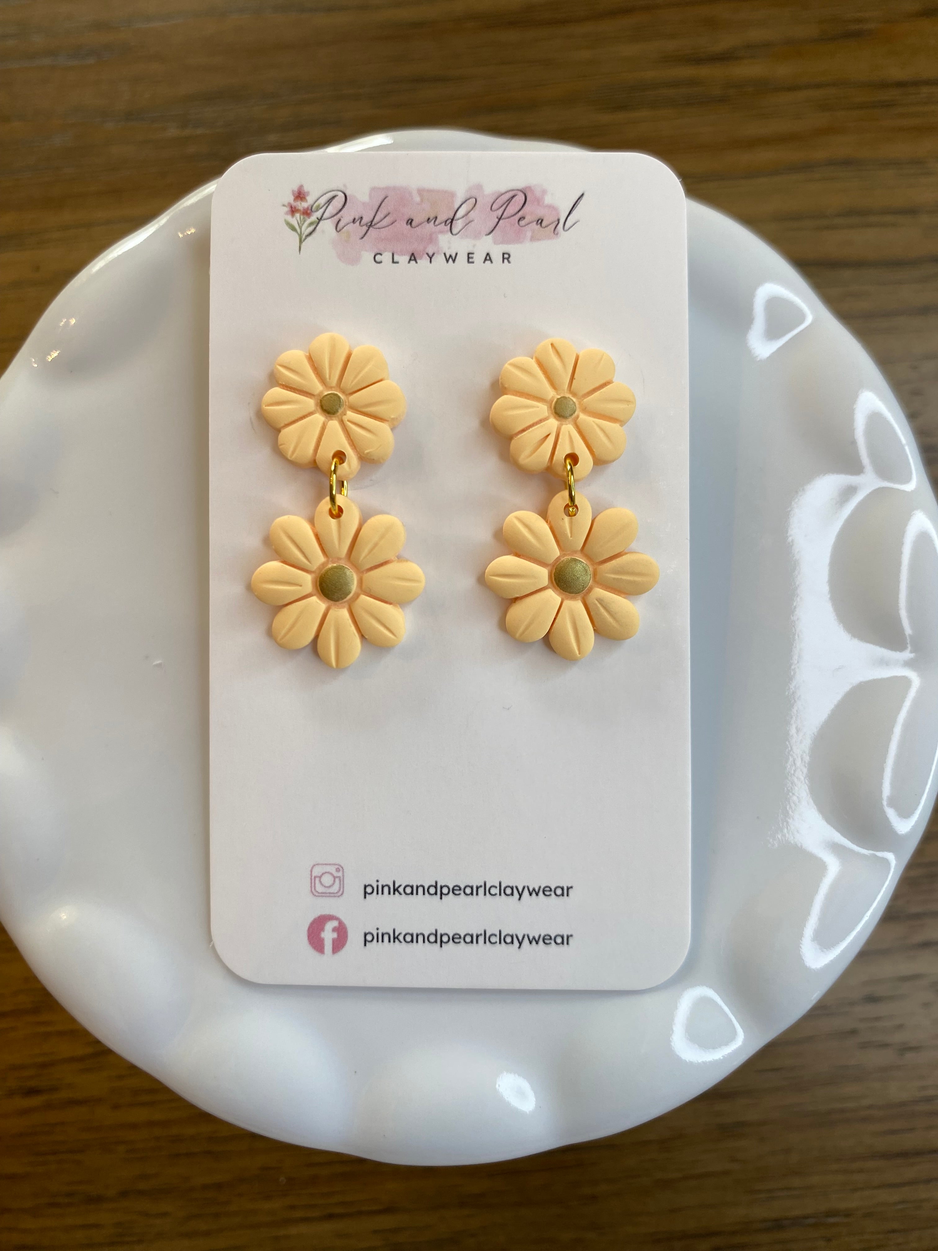 Double daisy in peach
