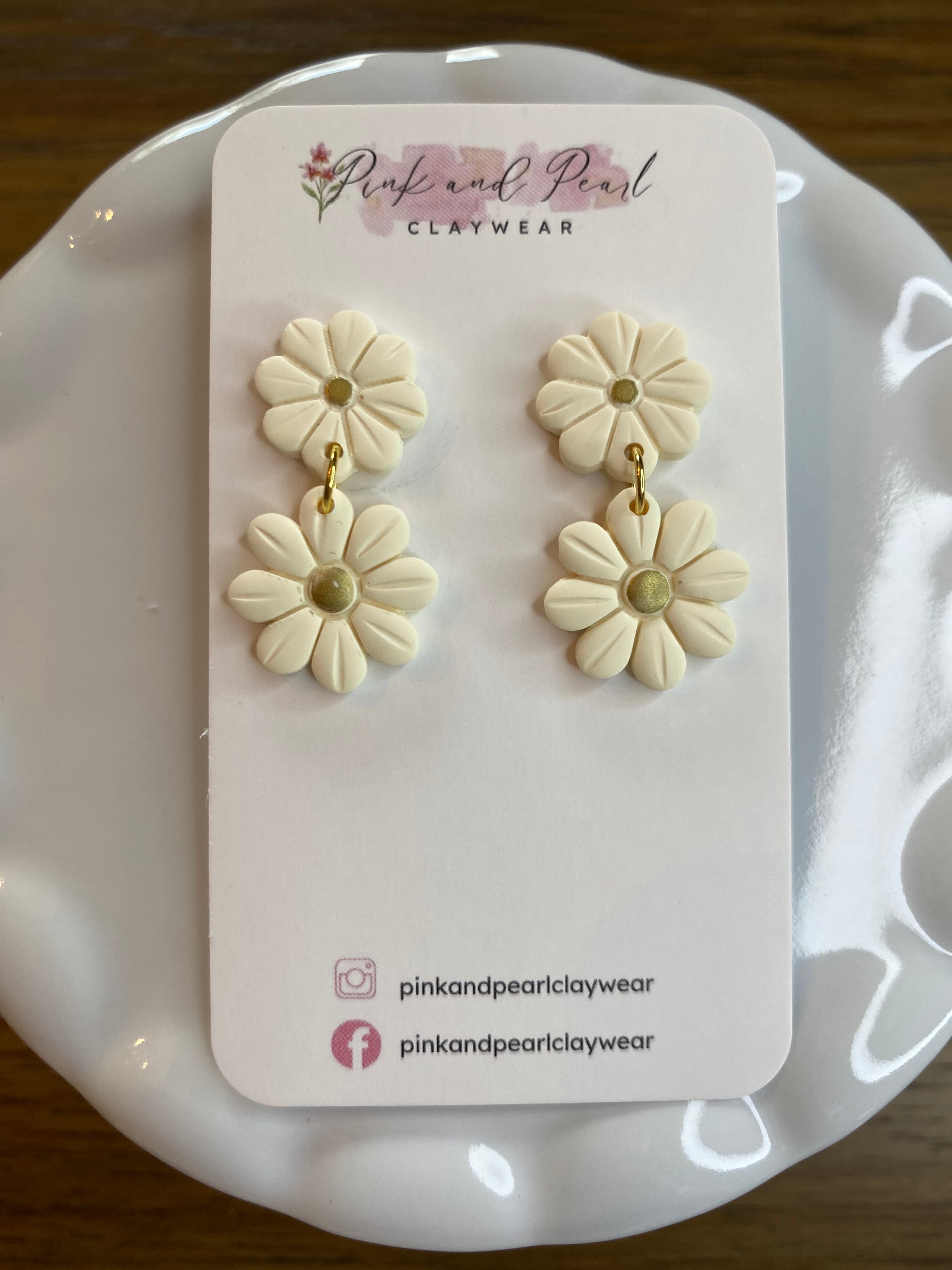 Double daisy in cream