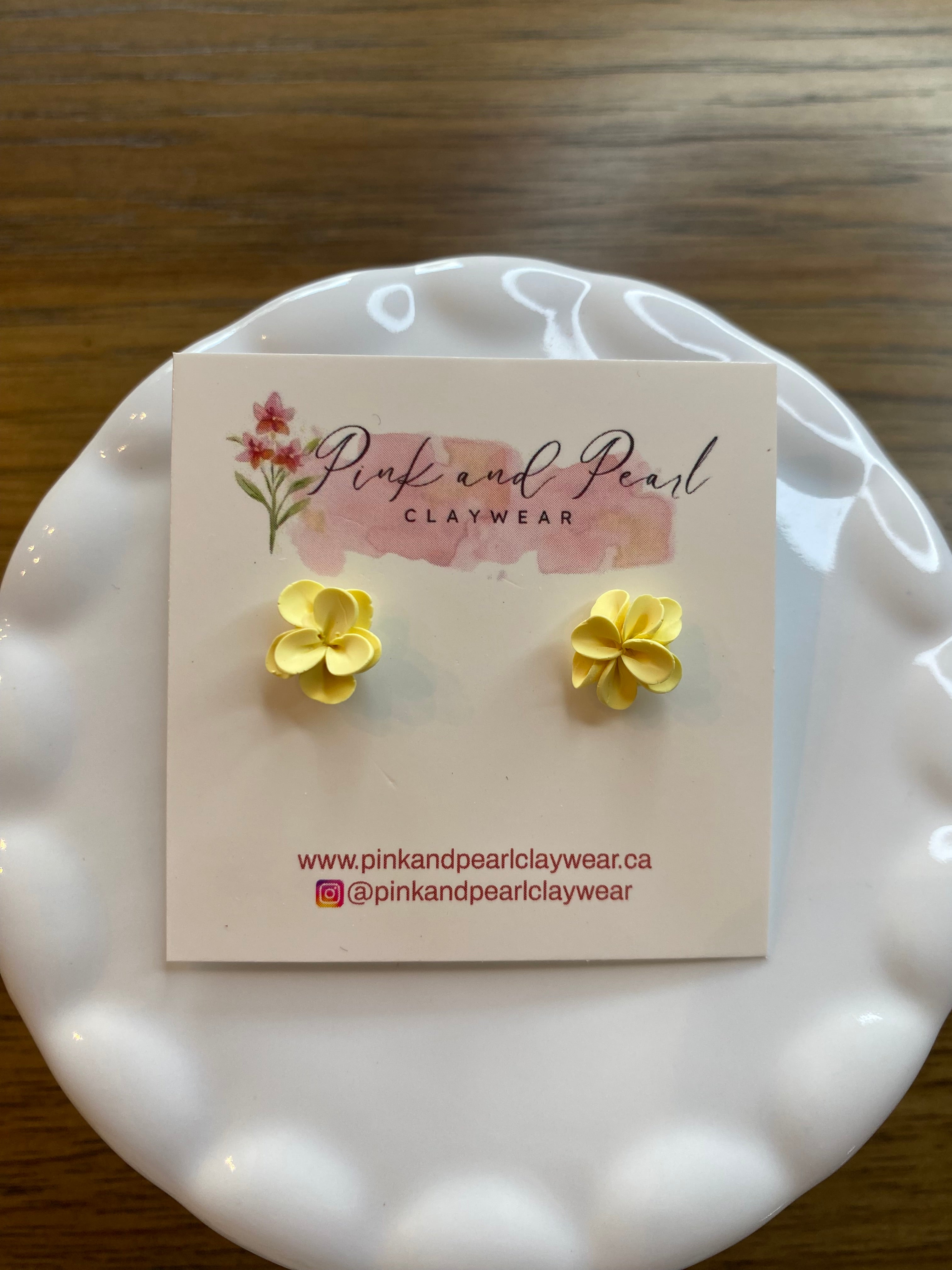 Mini floral stud in yellow
